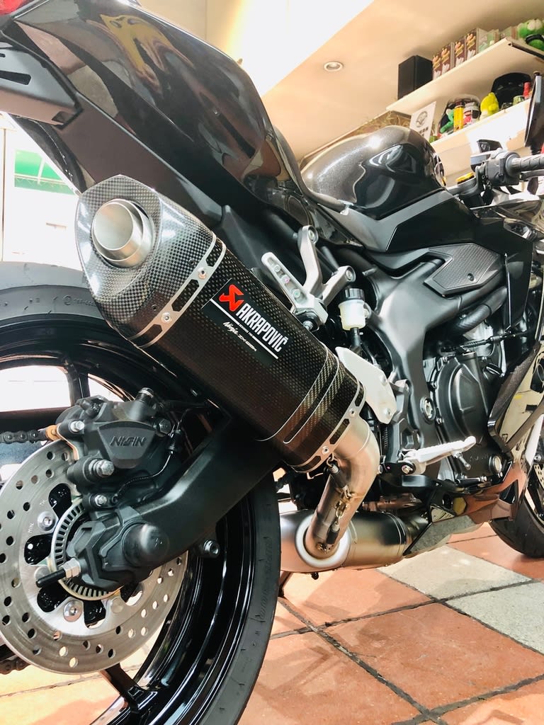 ZX25R マフラー AKRAPOVIĆ