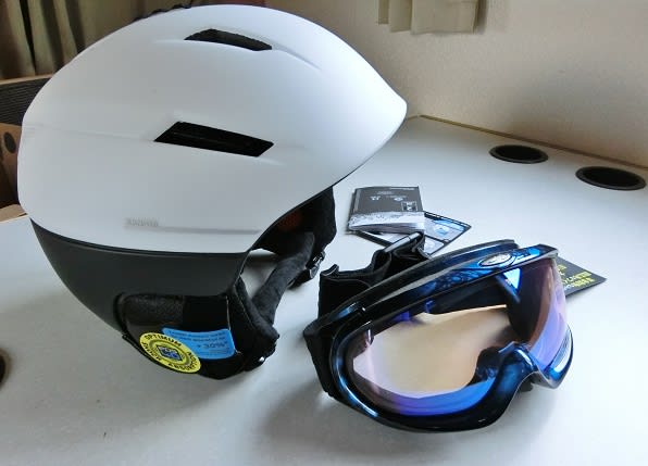スキーヘルメットとゴーグルを買った 青い空とわたし