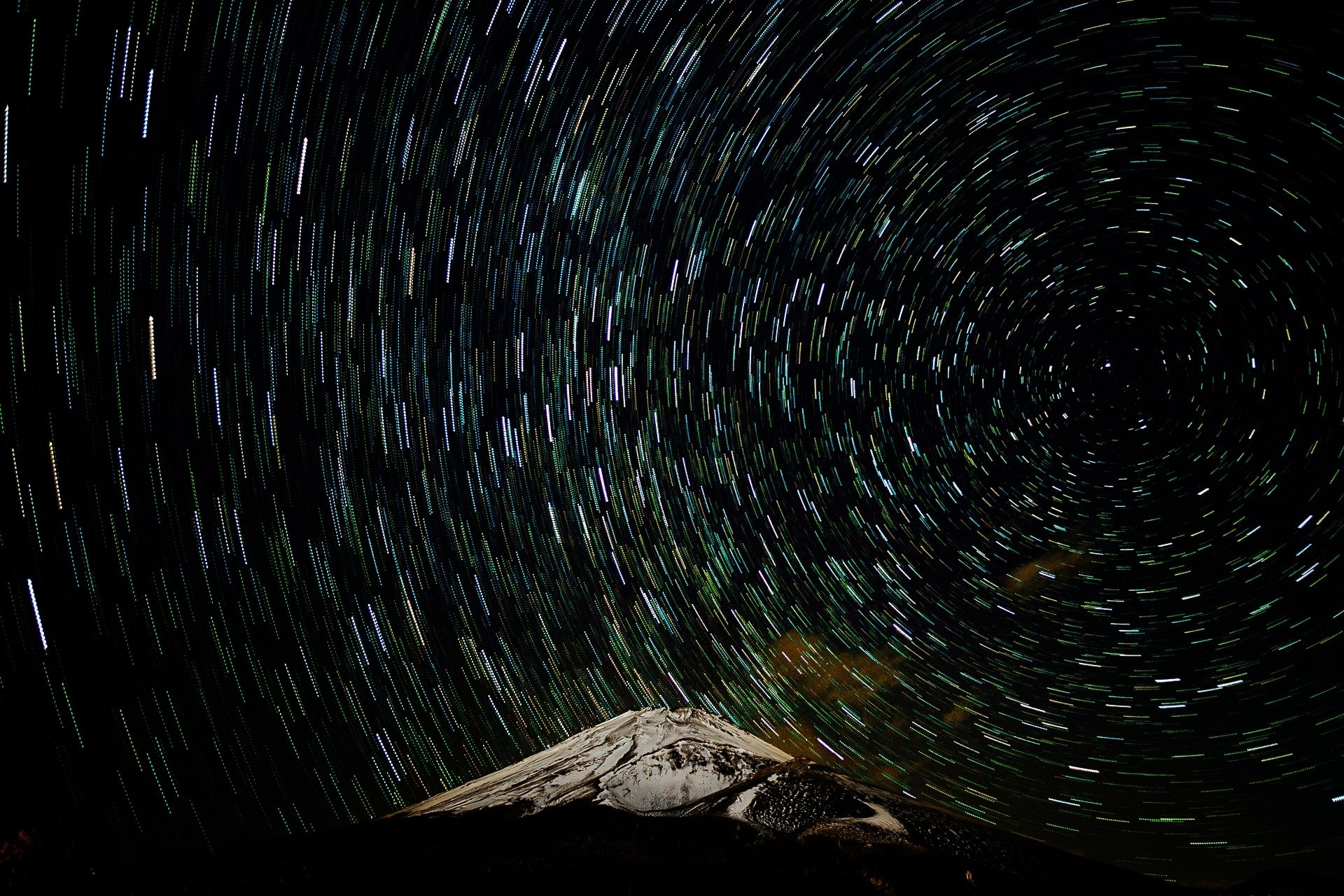 富士と星空の日周運動の写真