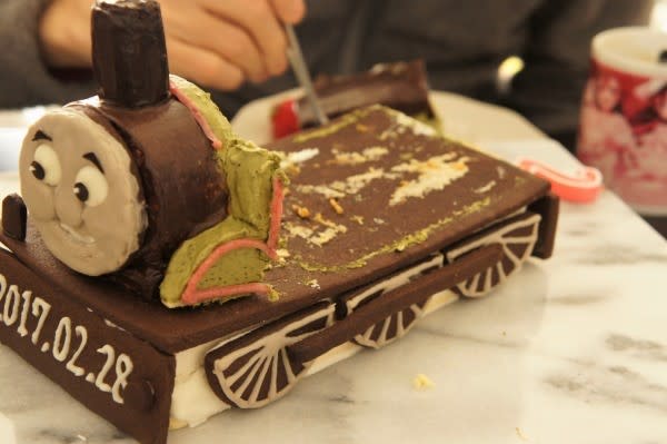 Happy 2nd Birthday トーマスの立体ケーキ ねここと桶屋のきもち 休載中