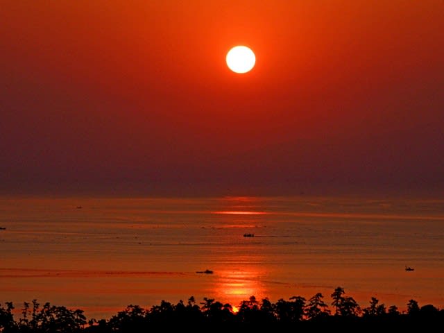 有磯海より昇る日の出と摩頂山国泰寺 能登思い出の写真 東奔西歩の 出路迦芽 写真館