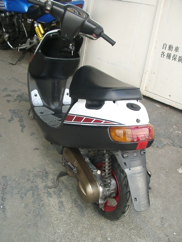 新座市の山ちゃん様 マジェスティー125 オールペイント ストロボカラー 鈴木自動車板金塗装