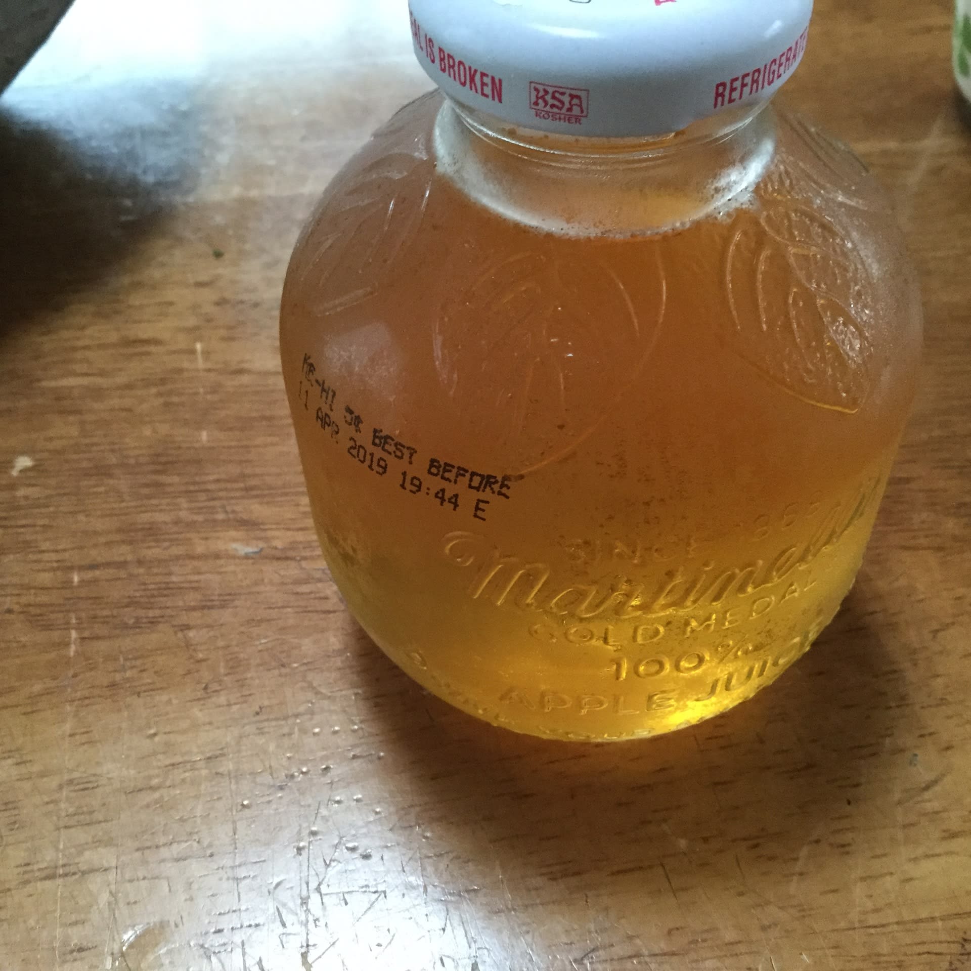 可愛い林檎ジュースの空き瓶に 緑を入れて ジジのこころ