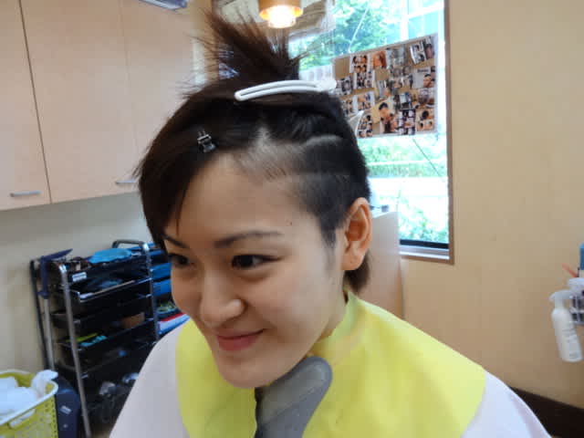 刈り上げ女子 レザーアートhairtattoo ツーブロック女子 オリジナル薔薇柄 トライバル模様 ジョリー ２児のbarberパパ 丘サーまっしぐら Barbershintokohairdesign