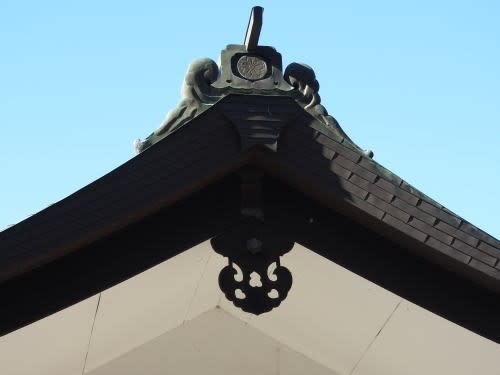 長野県護国神社美須々会館玄関　猪目懸魚（いのめげぎょ）