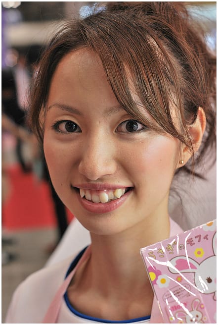 第46回アミューズメントマシンショーにて 八重歯の女性 東京散歩