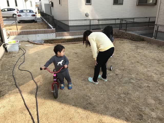 自転車のペダルを逆に漕ぐ 子供