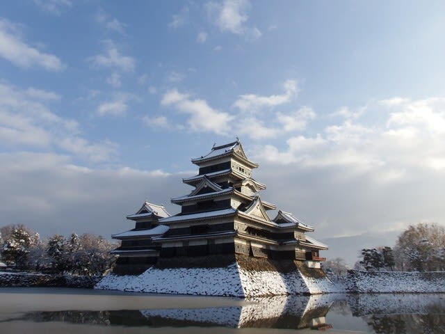 薄っすらと雪を纏った松本城