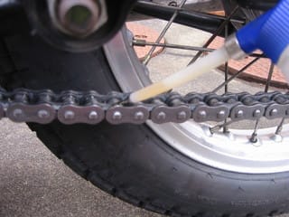 チェーンにエンジンオイルを注油 ボロバイクを修理して乗るブログ チェーンにエンジンオイルを注油 ボロバイクを修理して乗るブログ