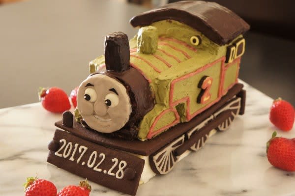 Happy 2nd Birthday トーマスの立体ケーキ ねここと桶屋のきもち 休載中