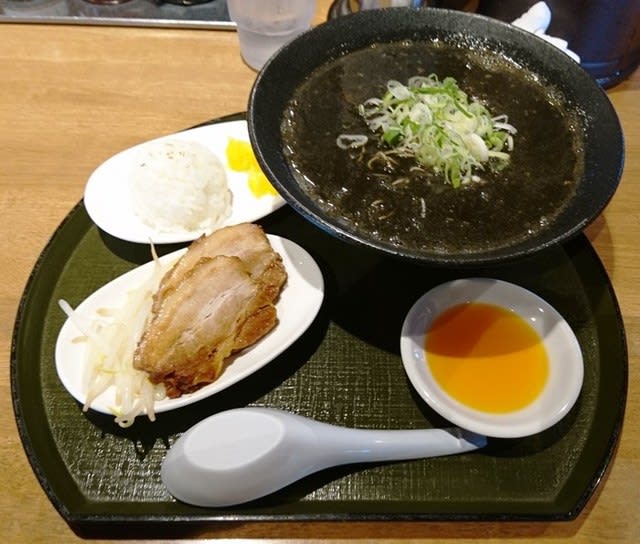 三河開化亭豊川店 ブラックカレーラーメン 野菜ぎょうざ 平々凡々とした日々 を支離滅裂に綴る雑記