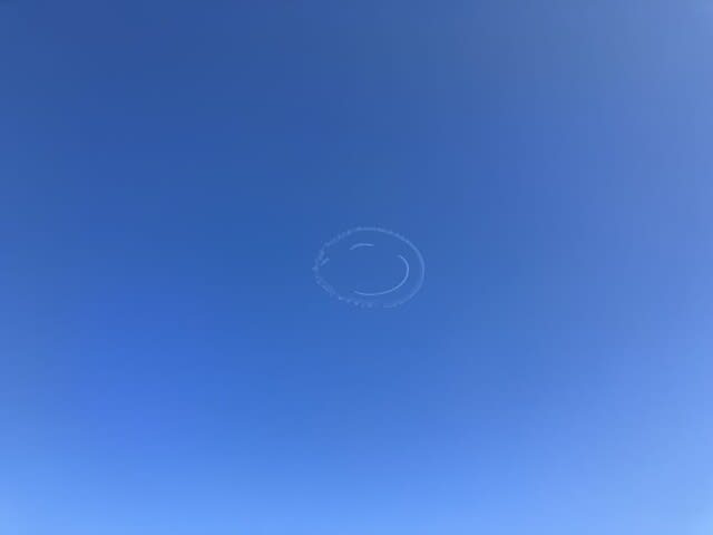 松本の青い空にニコニコマーク（スマイルマーク）出現