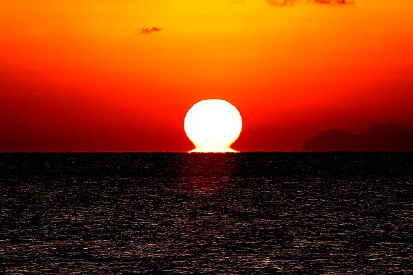 瀬戸内海に沈む夕日 だるま夕日になった ｅｅｋの紀行 春夏秋冬