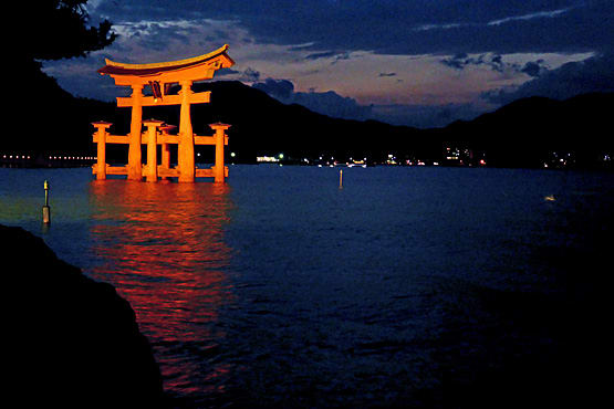 秋の 安芸の 宮島 広島 初巡り 12 暮れ時 満潮 大鳥居 時には 旅の日常