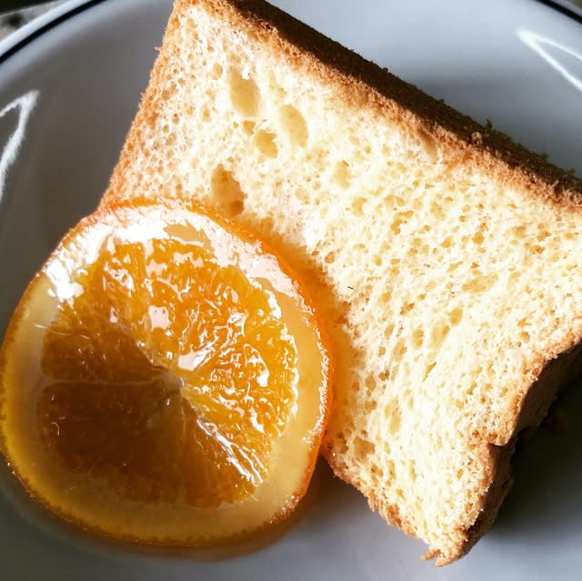 シフォンケーキにオレンジスライスを添えて デリカテッセン 紅玉 ブログ