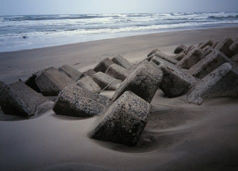 海辺の石碑