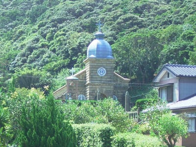 緑の中の頭ヶ島教会
