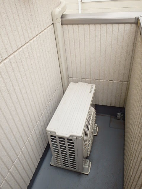 エアコンの室外機をベランダから地面への移設工事 家電工事屋の日常 Kadenkoujiya Com