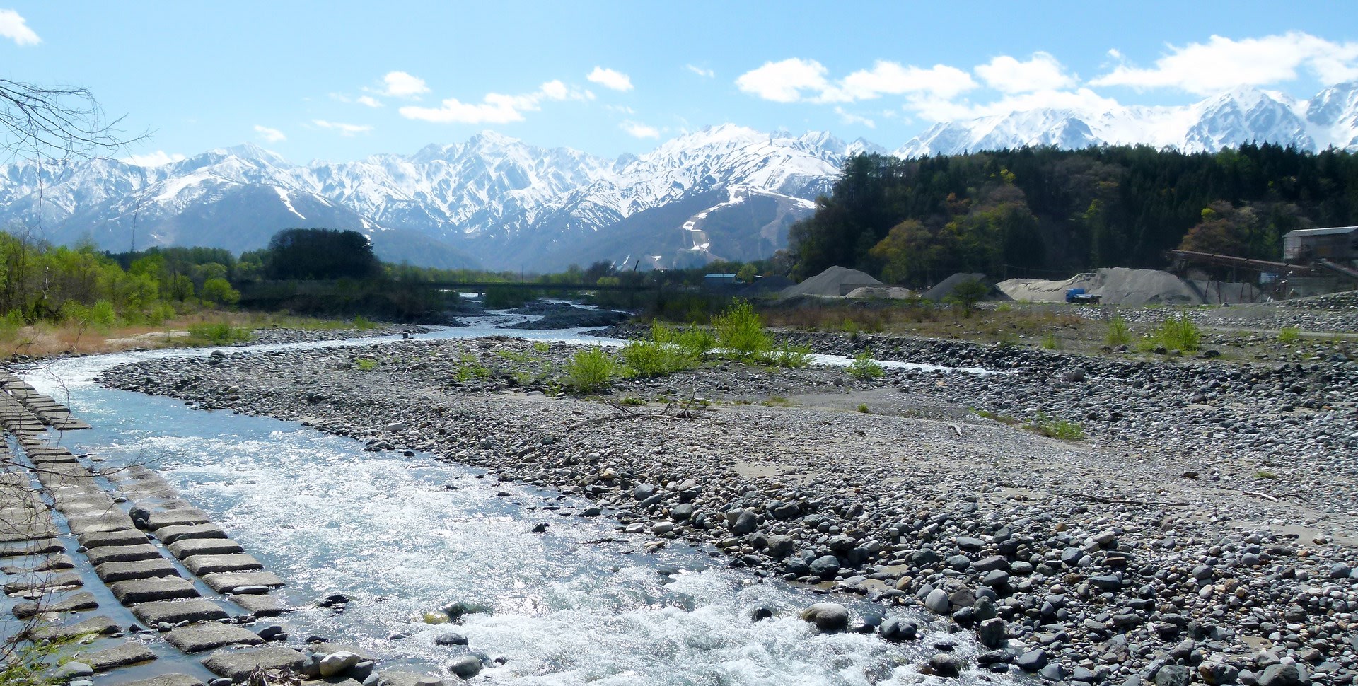 春の白馬山麓 北安曇野 白馬村 雪解け水を集めて 姫川の清流 比企の丘
