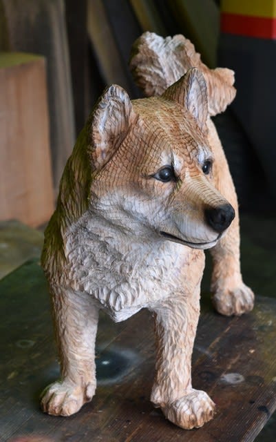 チェンソーアート　柴犬の子犬木彫り