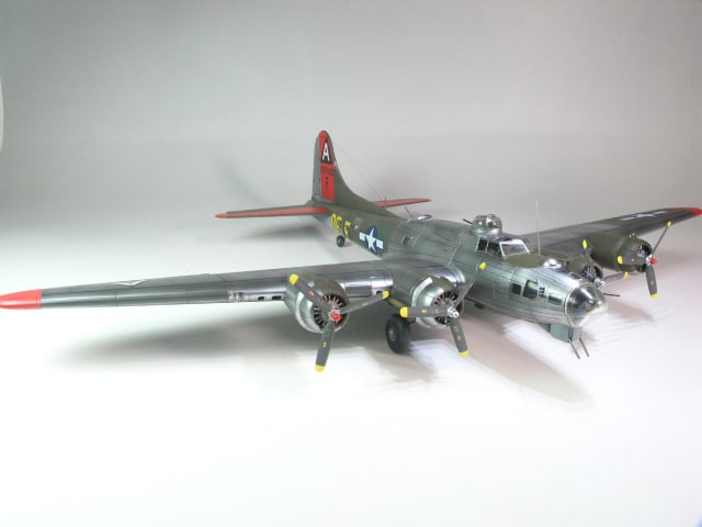 レベル 1/72 B-17G フライングフォートレス 【組立済み 完成品 