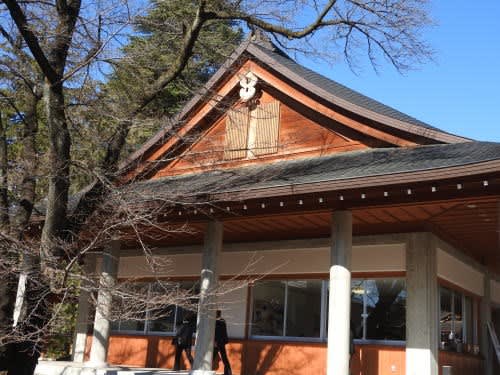 長野県護国神社社務所西面　猪目懸魚（いのめげぎょ）