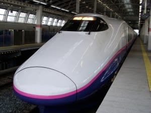 新幹線 はやて4号。八戸駅にて。