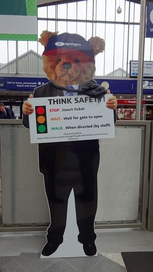 ゆるキャラ不在のイギリスで 私鉄安全キャンペーンに活躍する ブキミな クマ 他 イギリス ストックポート日報 England Daily Stockport
