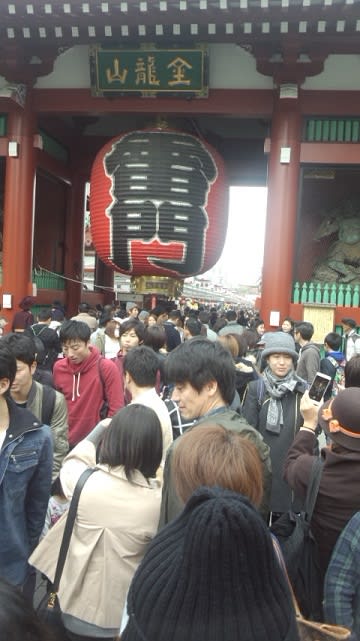 すごい人混みだよね 東京の観光地だからか 浅草の浅草寺の仲見世 静岡県 静岡市の 神戸 かんべ です すごい人混みだよね 東京の観光地だからか 浅草の浅草寺の仲見世 静岡県 静岡市の 神戸 かんべ です