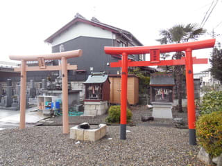 秋葉神社（左）と稲荷神社（右）