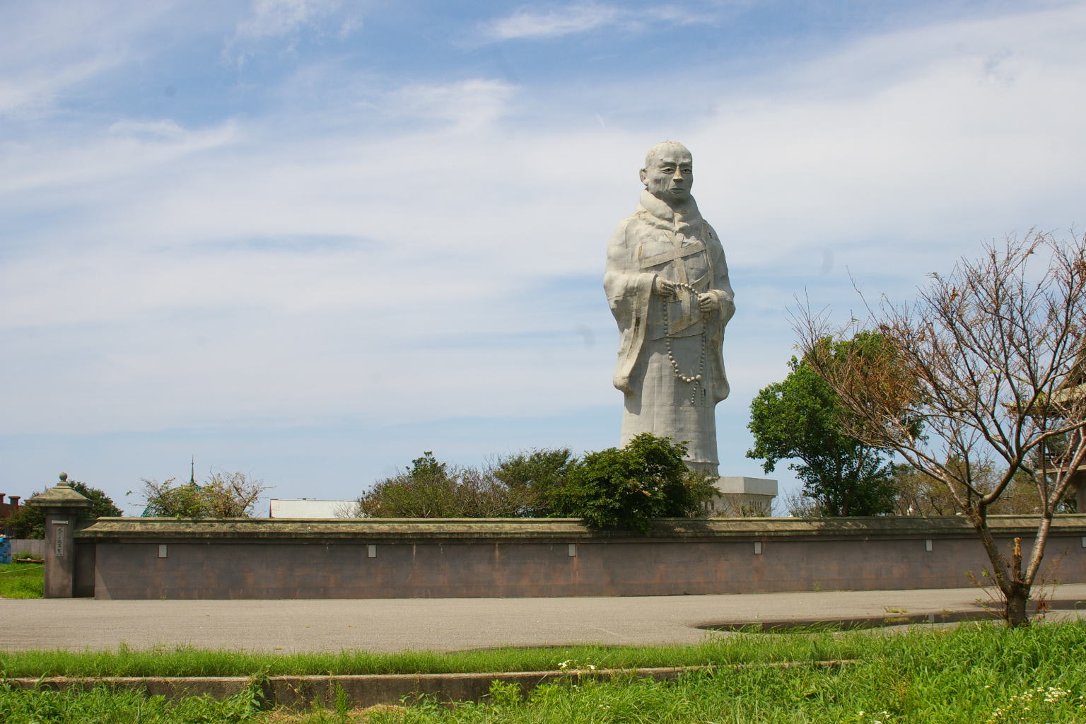 新潟県胎内市 親鸞聖人像です ビーズうさぎのハナちゃんです