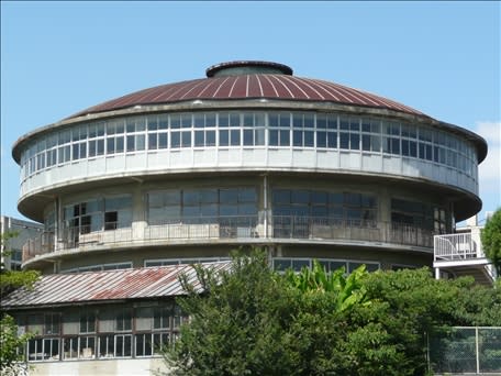 誉田中学校の円形校舎 ひろの東本西走 誉田中学校の円形校舎 ひろの東本西走