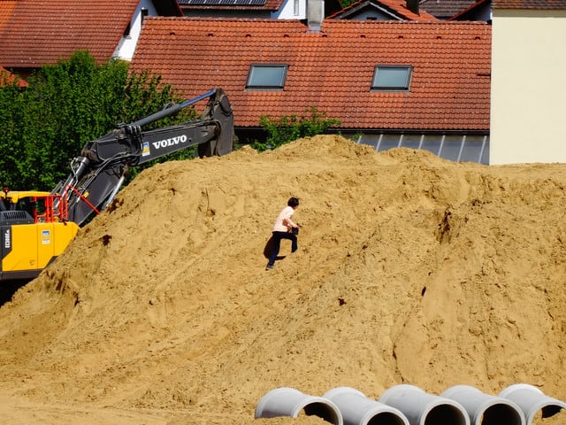 日本ではできない経験 工事現場の砂山登山 怠慢主婦 ドイツで同居