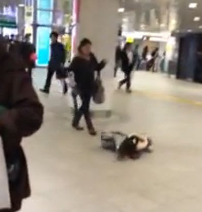 渋谷駅で母親が幼児を蹴る 世界のいぢわるな猫