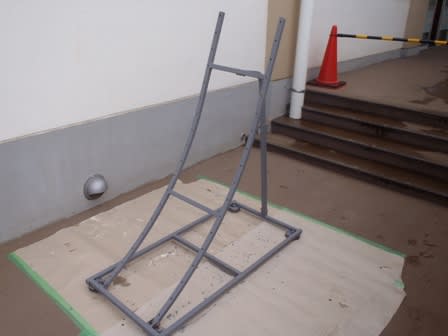 鉄棒 逆上がり補助板の修理 小学校新人用務員の木工 つぶやき