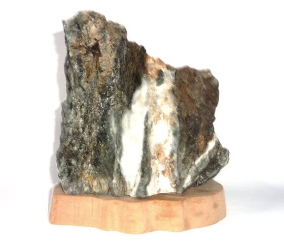 形状の佳い小萩川産の「滝石」 ～ 高さ約13cm