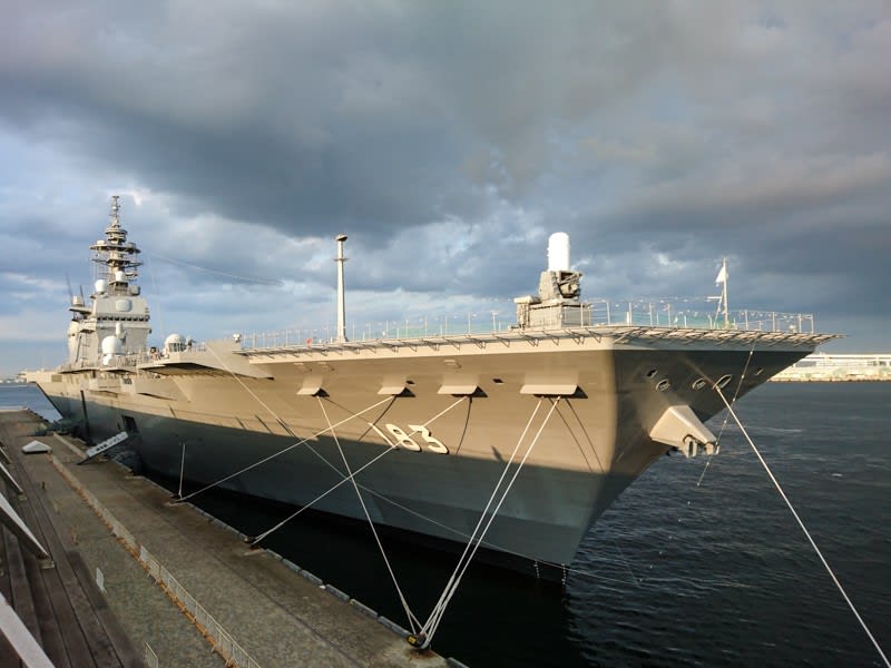 大桟橋に停泊する護衛艦 いずも 横浜港 かながわ いーとこ