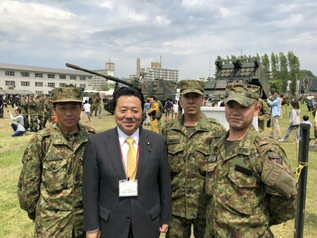 札幌市内にある真駒内駐屯地を訪問し旅団創立10周年 開庁64周年記念式典に出席しました 東日本大震災などの災害救助や国際平和活動に多大な貢献をされてきた自衛官に対し心から感謝を申し上げました 佐藤英道 日々奔走 札幌市内にある真駒内駐屯地を訪問し旅団創立10周年 開庁64周年記念式典に出席しました 東日本大震災などの災害救助や国際平和活動に多大な貢献をされてきた自衛官に対し心から感謝を申し上げました 佐藤英道 日々奔走
