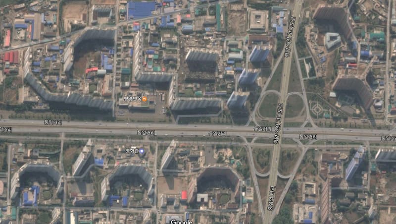 笑い話 北朝鮮のビルがハリボテと話題に ビルだけでなく街全体がハリボテ グーグルマップ航空写真で丸見え Emerald Web 拝啓 福澤諭吉さま