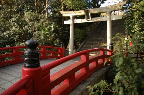 torii012.jpg: 城山八幡宮の鳥居と朱塗りの橋