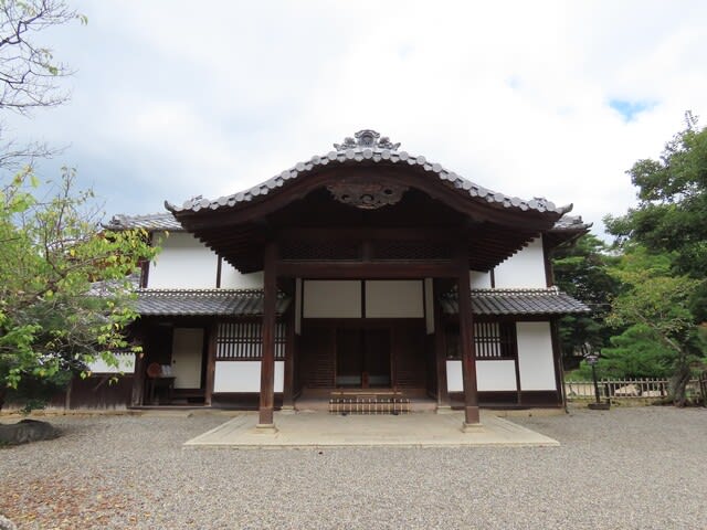 楽々園　玄関　兎毛通・兎の毛通し（うのけどおし）、唐破風懸魚（からはふげぎょ）