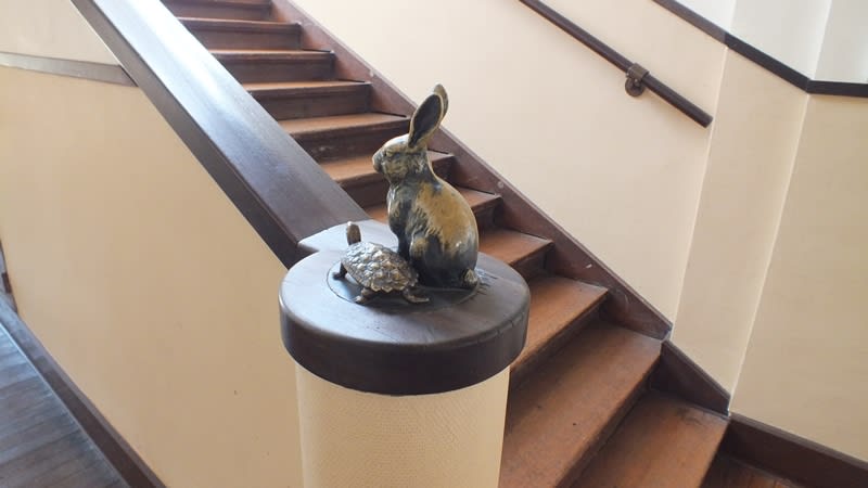 階段の手摺にウサギとカメ