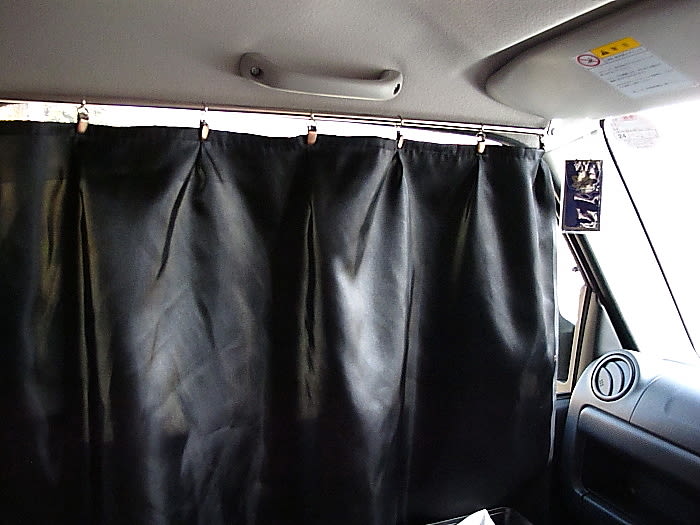 車のカーテンは自作がおすすめ 100均の材料や後部座席への取り付け方