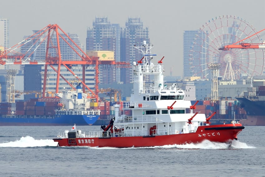大型化学消防艇 みやこどり 東京消防庁 4 23 東京西航路 写 撃 演 習 場