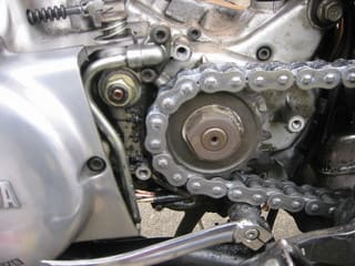 チェーンにエンジンオイルを注油 ボロバイクを修理して乗るブログ