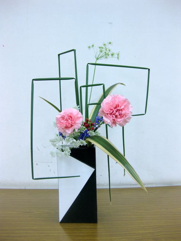 フトイ の茎の中に ワイヤーを入れて 自由花 池坊 花のあけちゃんブログ明田眞子 花の力は素晴らしい 広島で４０年 池坊いけばな 教室 熱心な方々と楽しく生けてます