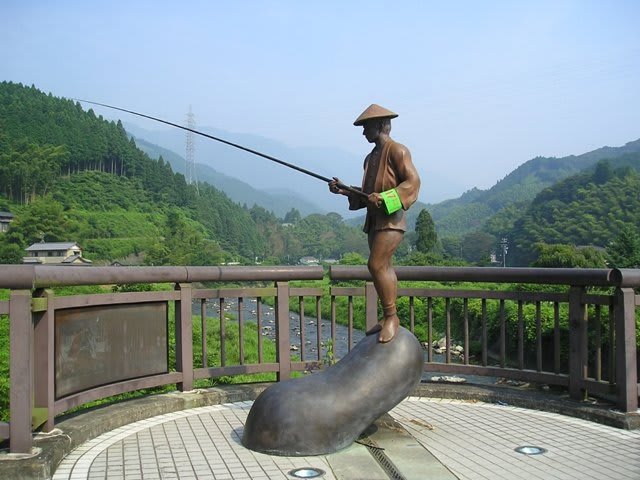 鮎釣り師銅像 里山で出会った風景