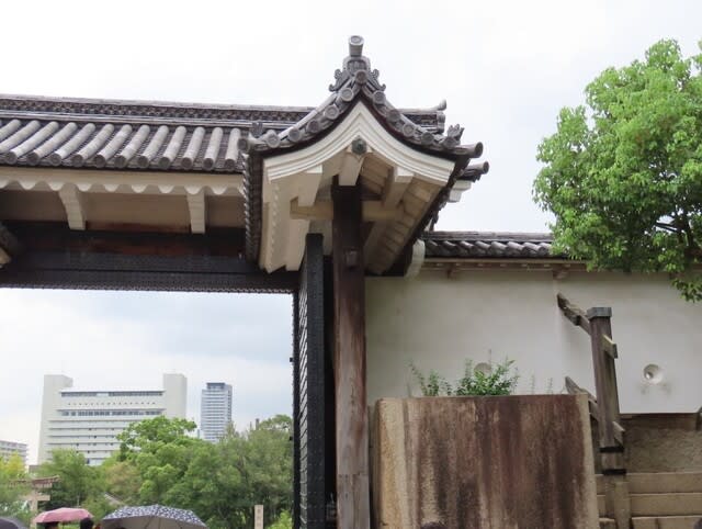 大阪城（おおさかじょう）　桜門（さくらもん）　控柱の屋根（ひかえばしらのやね）　梅鉢懸魚（うめばちげぎょ）