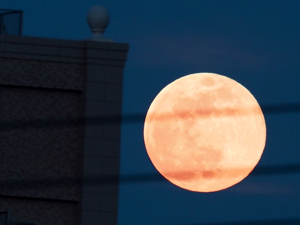05 07 スッキリ晴れた夜空に今日のお月様 まん丸な月齢14日目の満月 煙草と珈琲とお月様