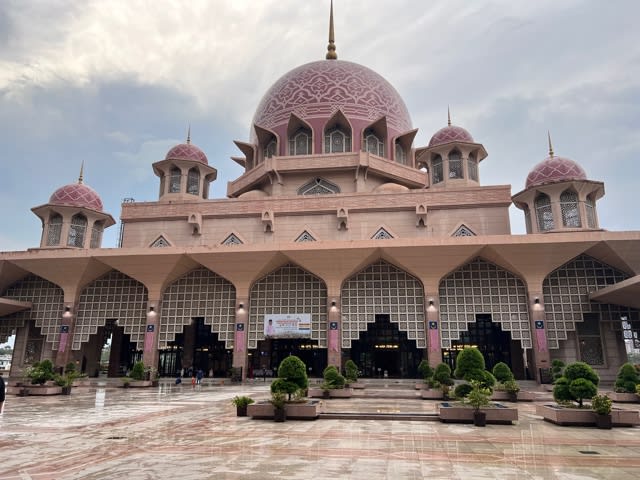 【マレーシア）バティック染の工場とクアラの官庁街にあるピンクモスク（プトラモスク）へ - コダワリの女のひとりごと
